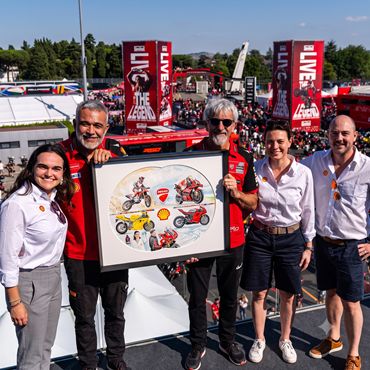 A versenypályáról az utcára: 100 éves a Ducati, és 27 éve elválaszthatatlan a Shell-től